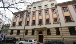 Muškarac koji je nožem pokušao ubiti suprugu predat Tužilaštvu KS Muškarac koji je nožem pokušao ubiti suprugu predat Tužilaštvu KS