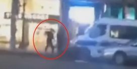 Uznemirujući video: Objavljen snimak napada na policajce u Parizu Uznemirujući video: Objavljen snimak napada na policajce u Parizu
